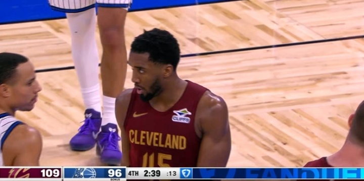 开云官网-⚡太韦德了！米切尔迷踪步把班凯罗晃得找不着北 替补席疯了