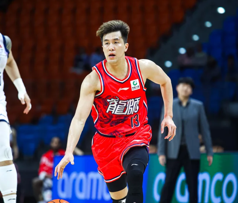 开云娱乐-郭艾伦被担架抬出场，或是生涯最后一战，球迷：不希望就此退役