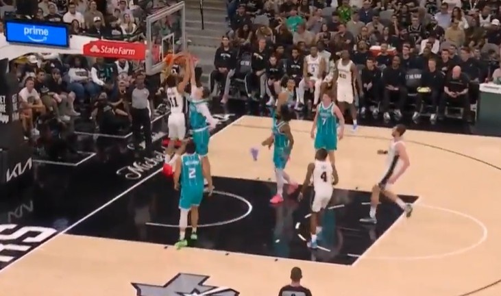 开云APP-不愧是参加过扣篮大赛的！卡特·布莱恩特空切隔扣卡尔克布伦纳！